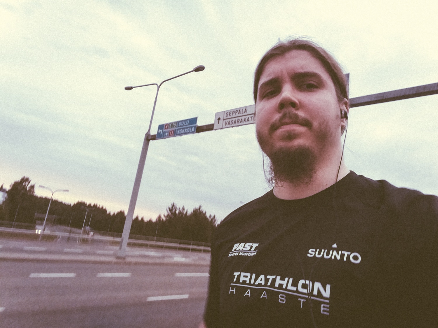 Pakollinen random huojuva pullaselfie juoksemisen aikana. Sain edellisestä työpaikasta hyvinvointisektorilla työskentelevältä asiakkaalta loistavan hengittävän Triathlon-paidan, jota on mainio käyttää juoksemisessa.