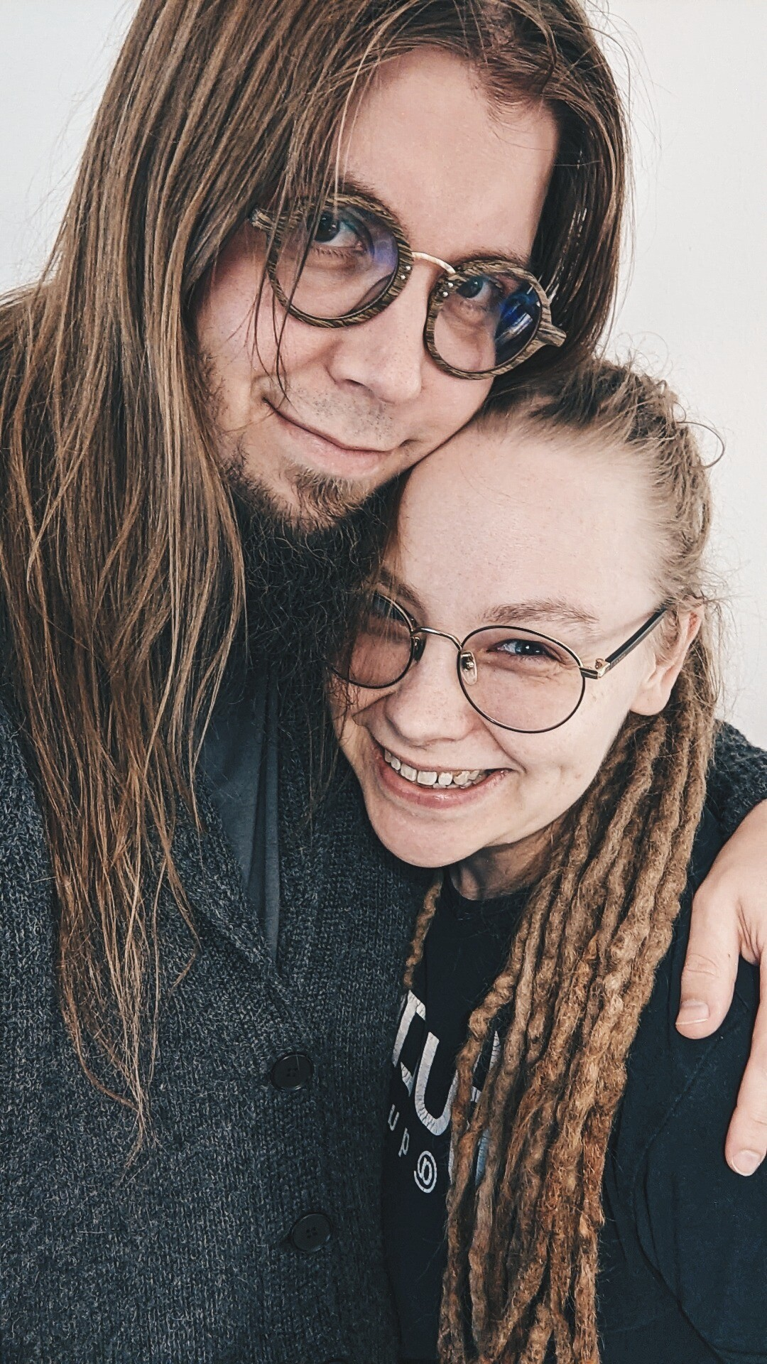 Yhteiskuva, jossa pitkätukkainen silmälasipäinen (puisepyöreät lasit) mies (Roni Laukkarinen) ja takkutukkainen (dreadlocks, 