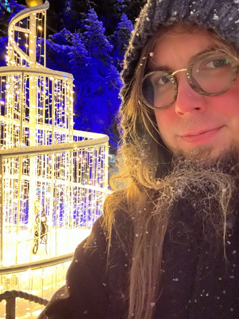 Selfie kirkkopuiston jouluvalojen kanssa.