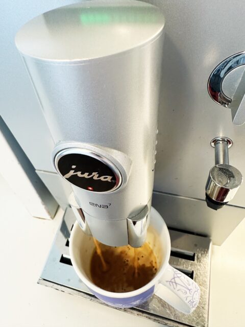 Jura Ena7 kahvikone tekee espressoa