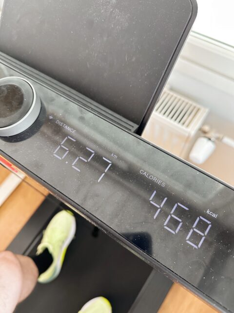 Gymstick WalkingPad juoksu/kävelymatto, näytössä luvut 6.27km ja 468 kcal.