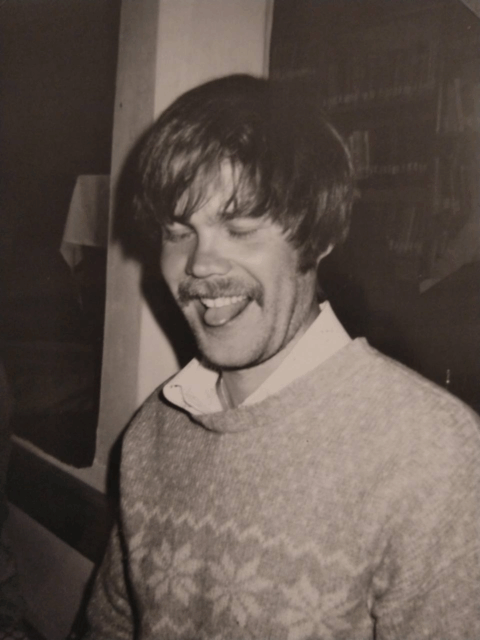 Kuva isästäni 70-luvulta, silmät kiinni näyttämässä kieltä. Kuin Einstein konsanaan klassikosi muodostuneessa kuvassa.