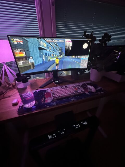 Kuulento näytöllä ja juoksumatto (Zwift)