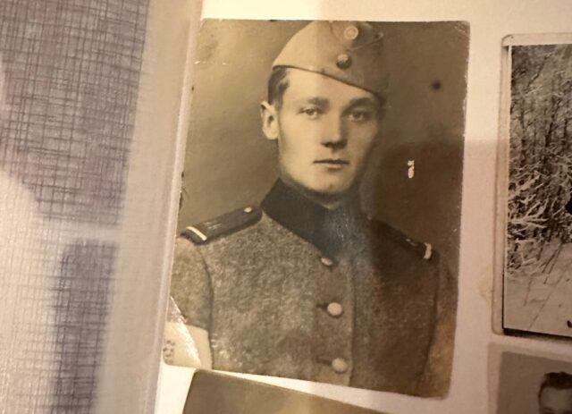 Isoisoisäni vanhassa sota-ajan valokuvassa