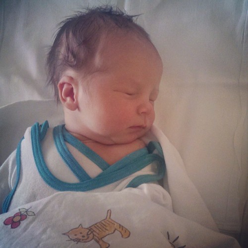 Manu-poika syntyi 26.8.2013. Tässä kahden päivän ikäisenä.
