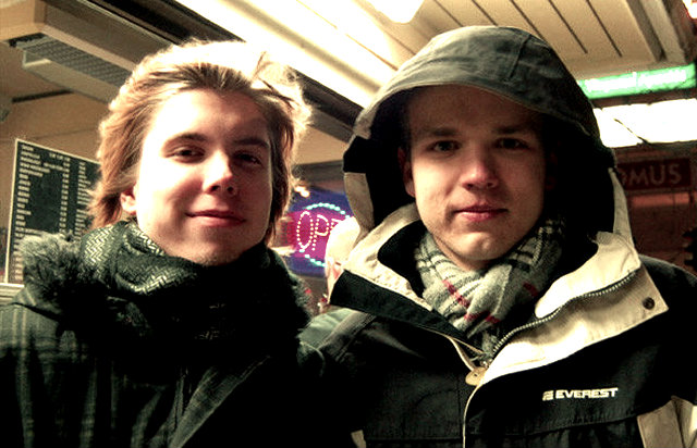 Joulukuu 2007, taksarilla Veikon kanssa kylmässä viimassa tukka hulmuten