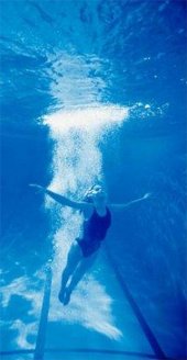 AaltoAlvari-uimahallista otettu kuva, jossa tyttö sukeltaa