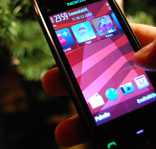 Tarkka valokuva Nokian uudesta X6 Comes With Music -multimediapuhelimesta.