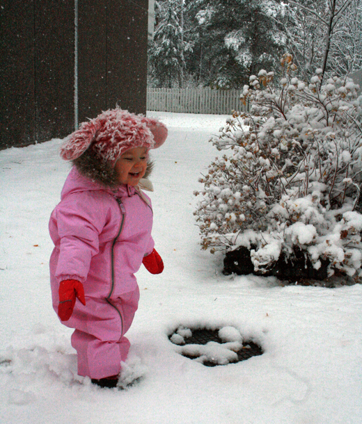 Tyttäreni Lotta iloisena lumihangessa